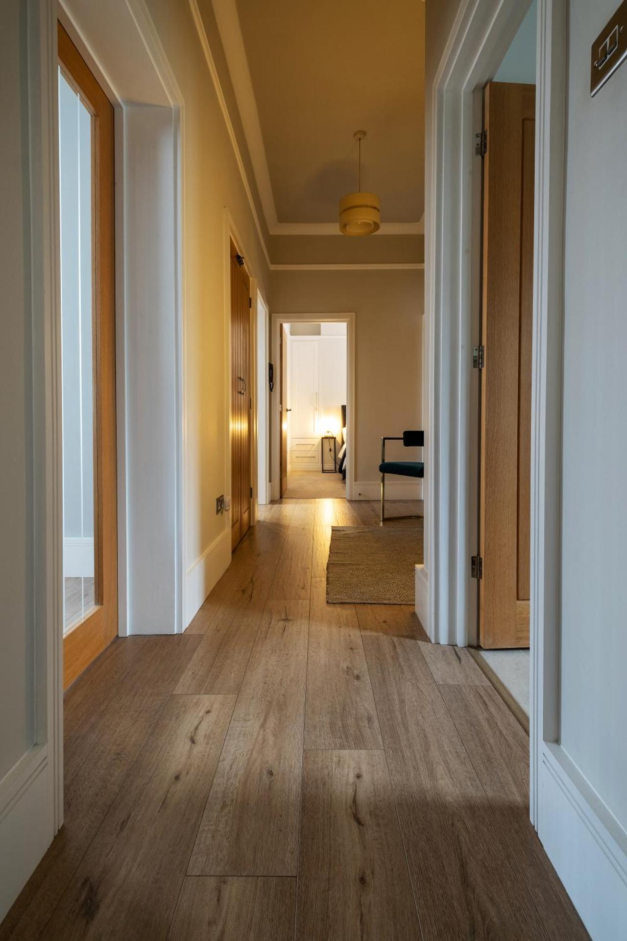 Stylish Central Apartment with Parking & Lift