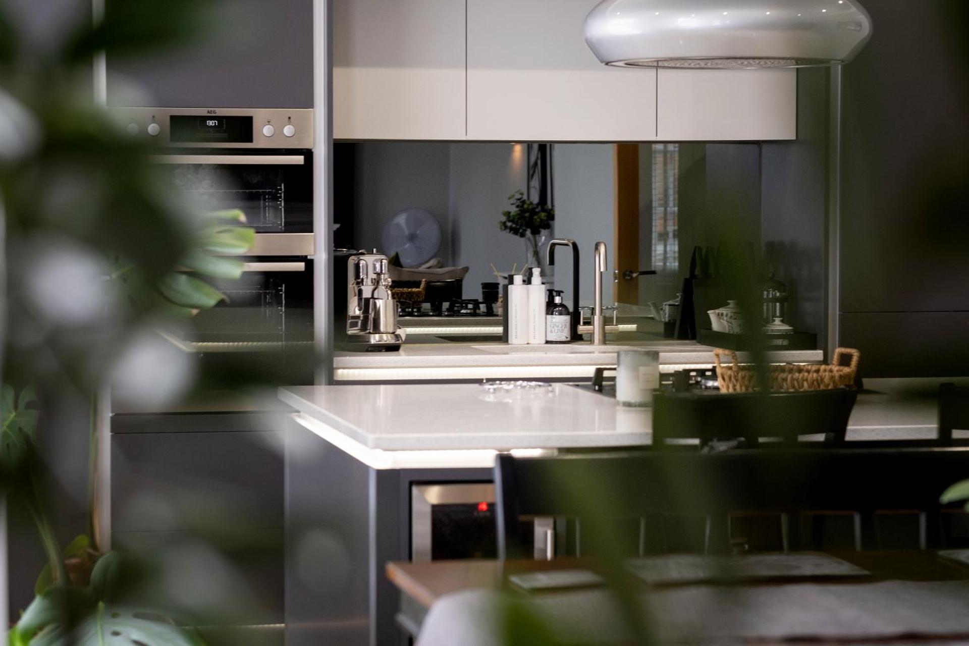 Stylish Central Apartment with Parking & Lift