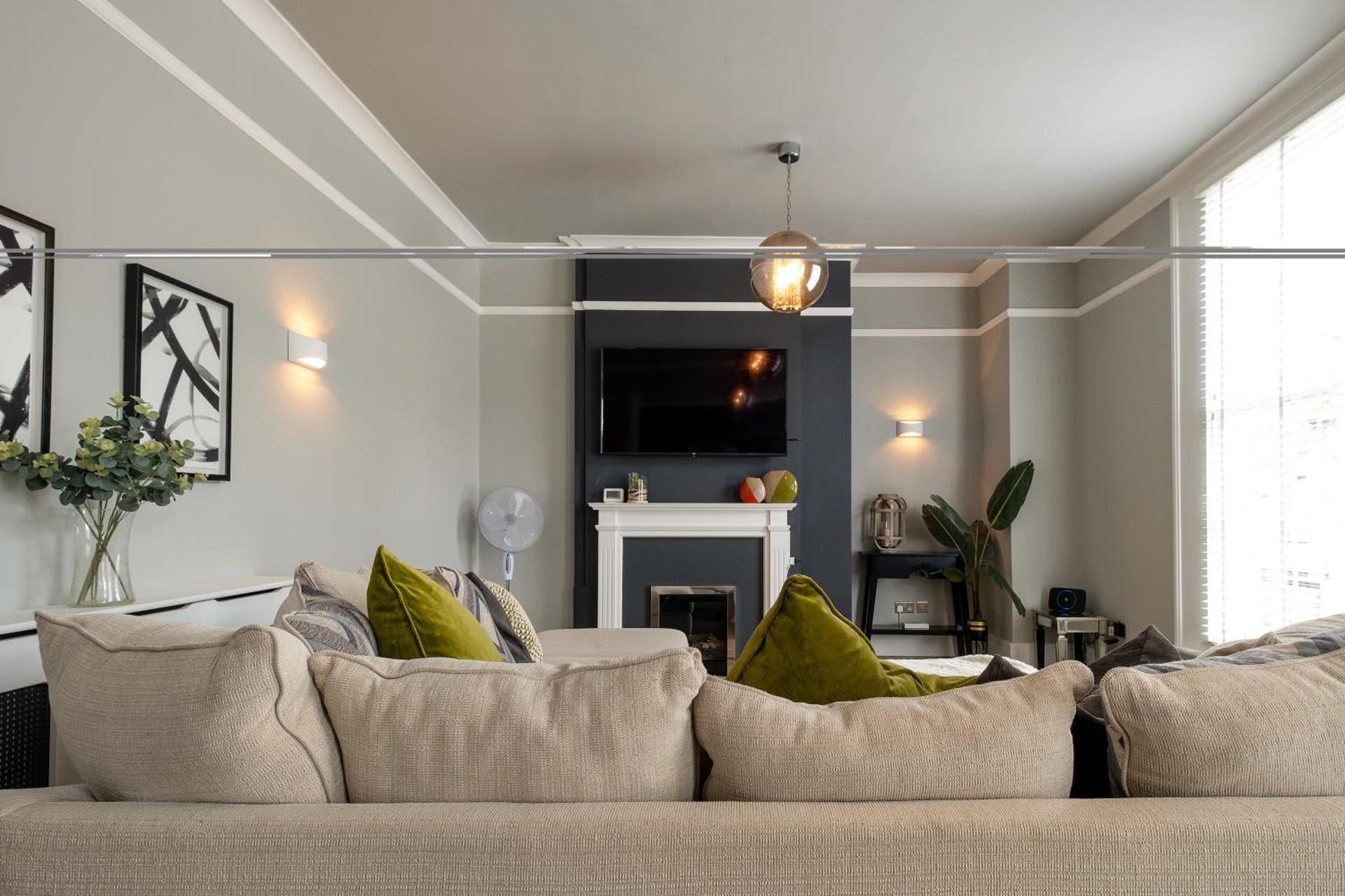 Stylish Central Apartment with Parking & Lift