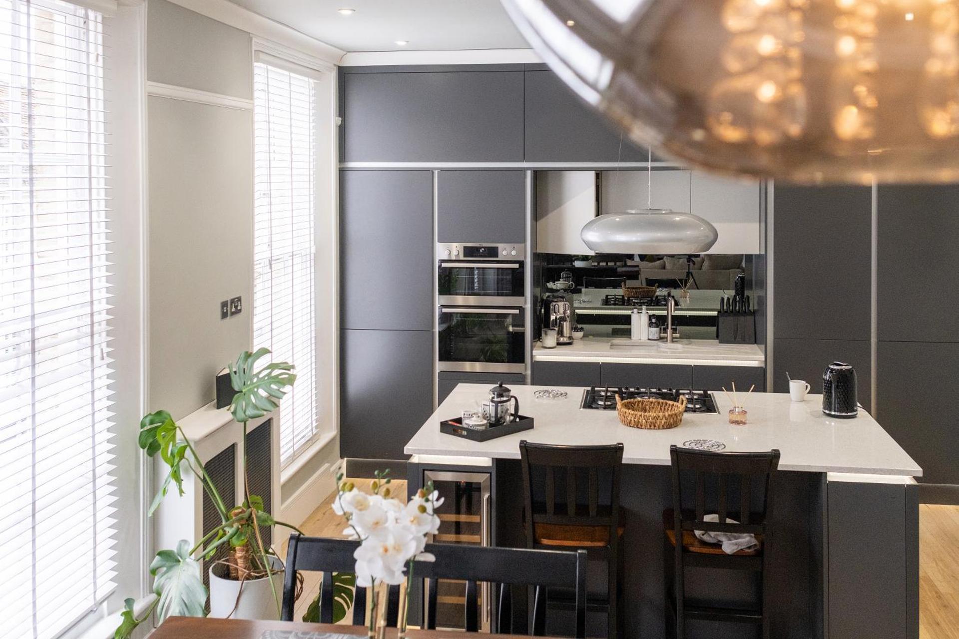 Stylish Central Apartment with Parking & Lift