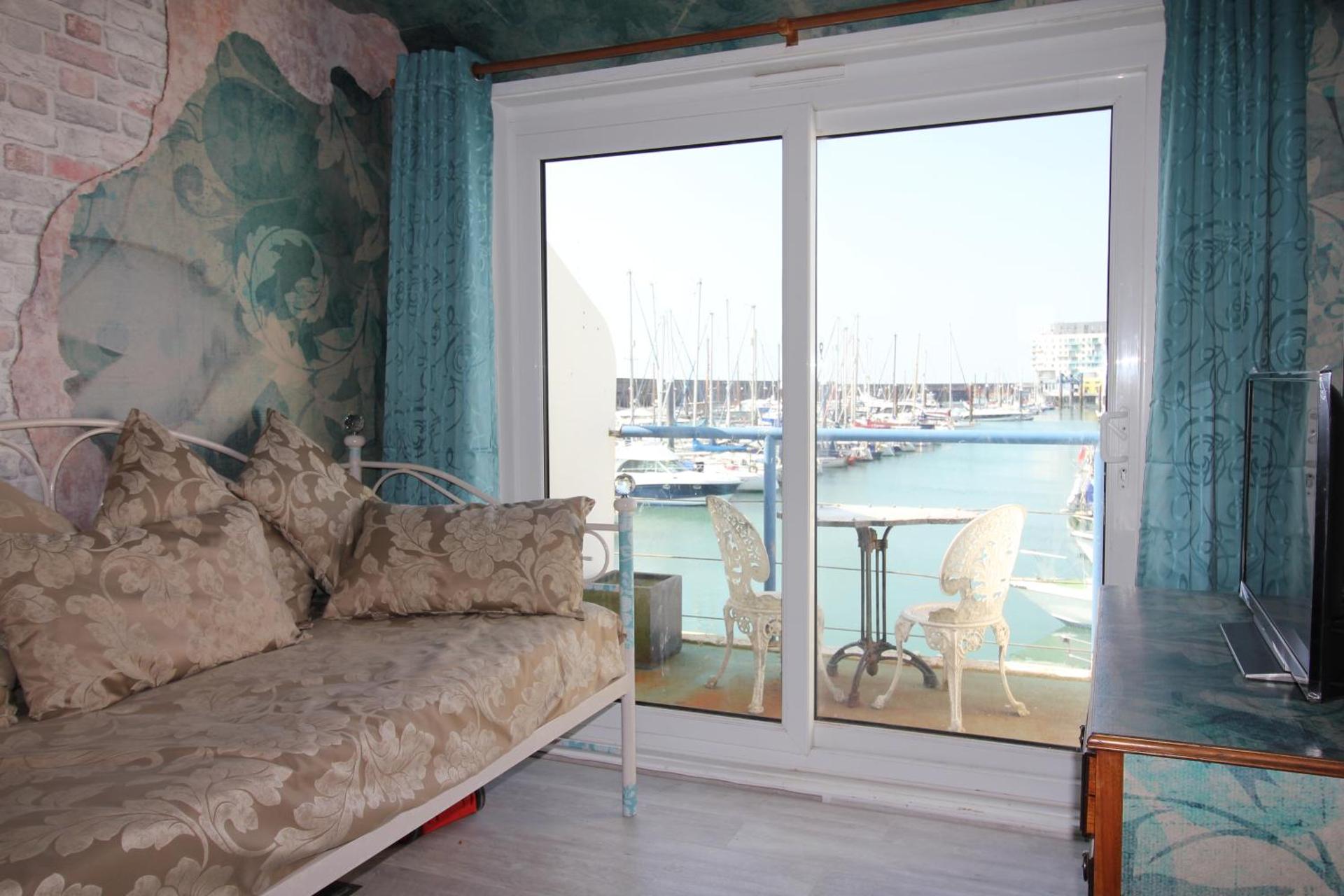 Unique, loft-style apartment with fantastic Brighton Marina views