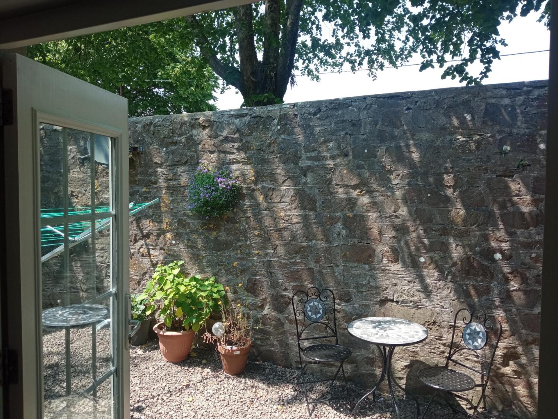 Cozy Courtyard Apt Explore & Relax Free Parking