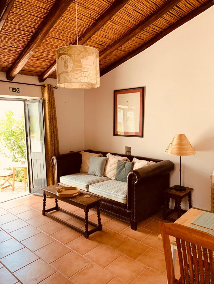 Casa na Colina : The Cottage and The Long House