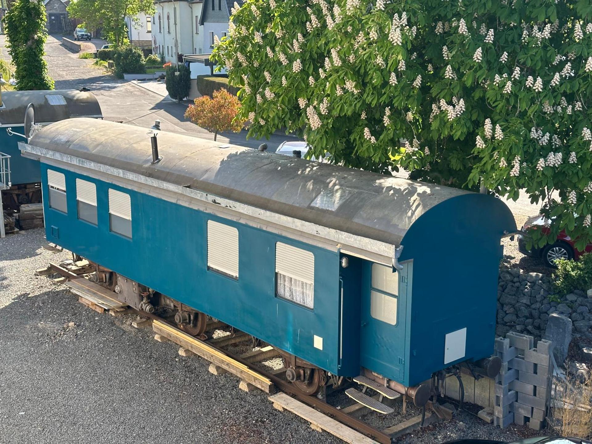 Gleis 1, Eisenbahn Waggon mit Whirlpool und Ofen