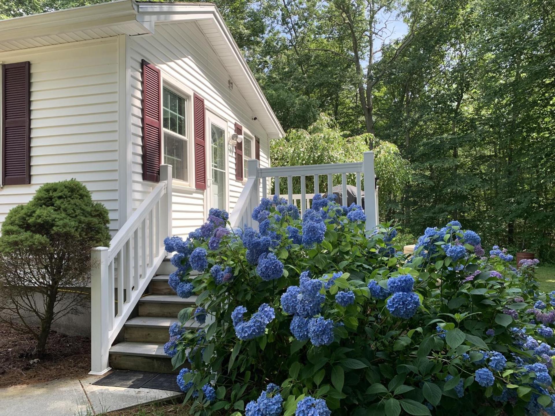 Cozy Bungalow Just Minutes from Mystic, Westerly Beaches, Boating and Casinos! bungalow