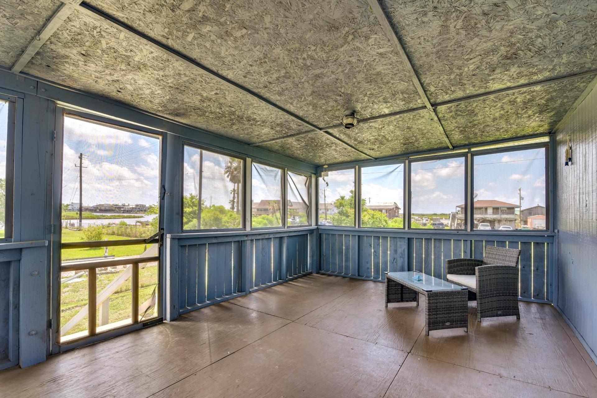 Deck and Fenced-In Yard Texas Escape!