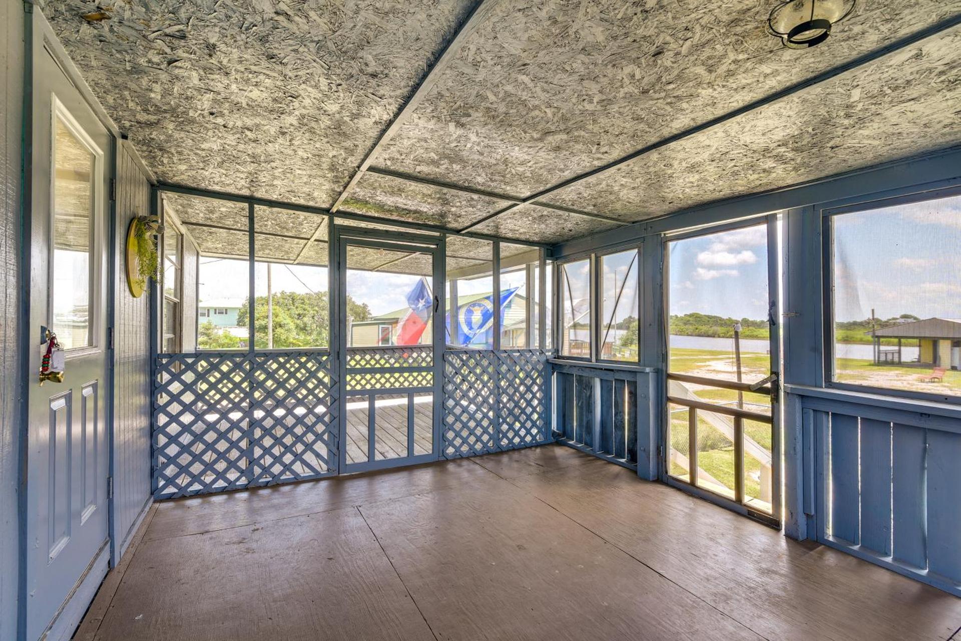 Deck and Fenced-In Yard Texas Escape!