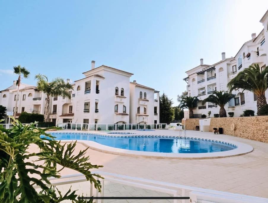 Soleado apartamento con piscina y terraza privada.