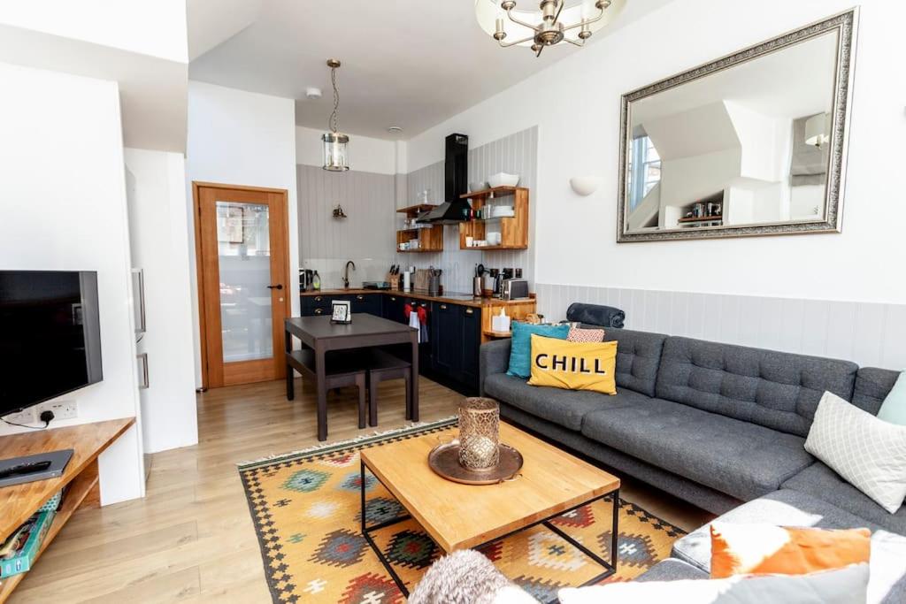 4 The Old Schoolhouse: Parking, hot tub, garden, air con