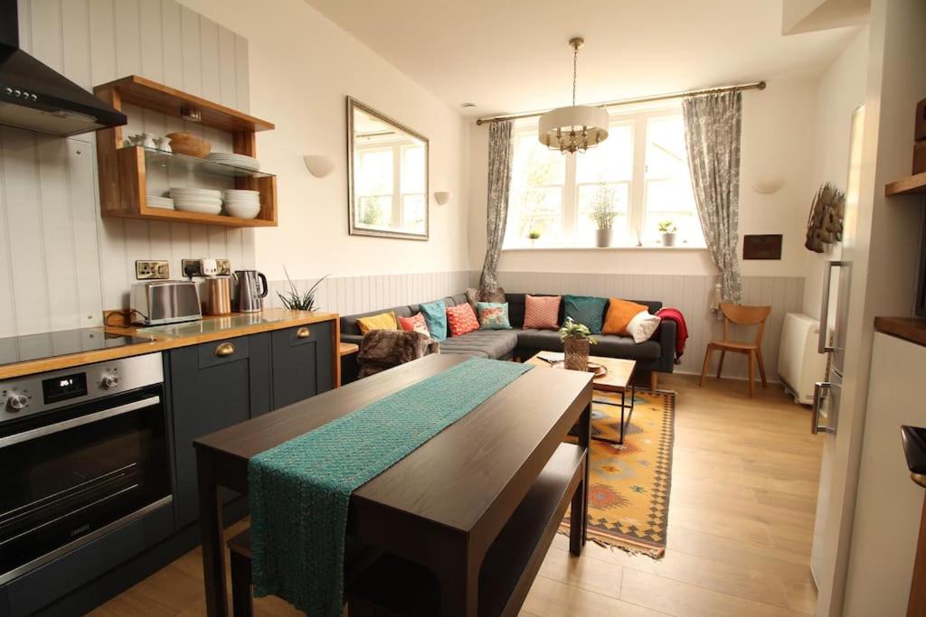 4 The Old Schoolhouse: Parking, hot tub, garden, air con