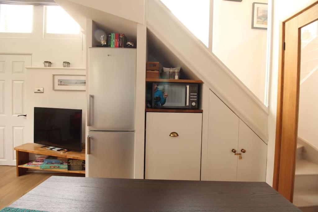 4 The Old Schoolhouse: Parking, hot tub, garden, air con