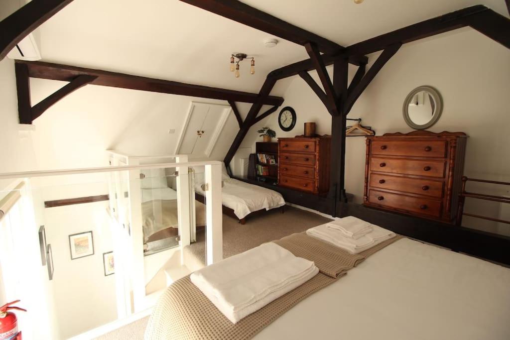 4 The Old Schoolhouse: Parking, hot tub, garden, air con