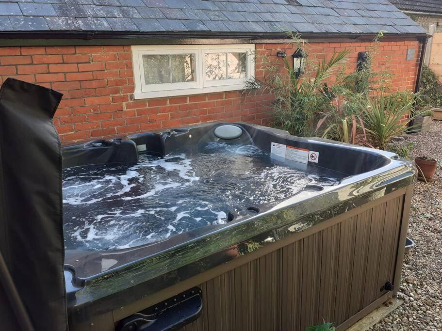 4 The Old Schoolhouse: Parking, hot tub, garden, air con