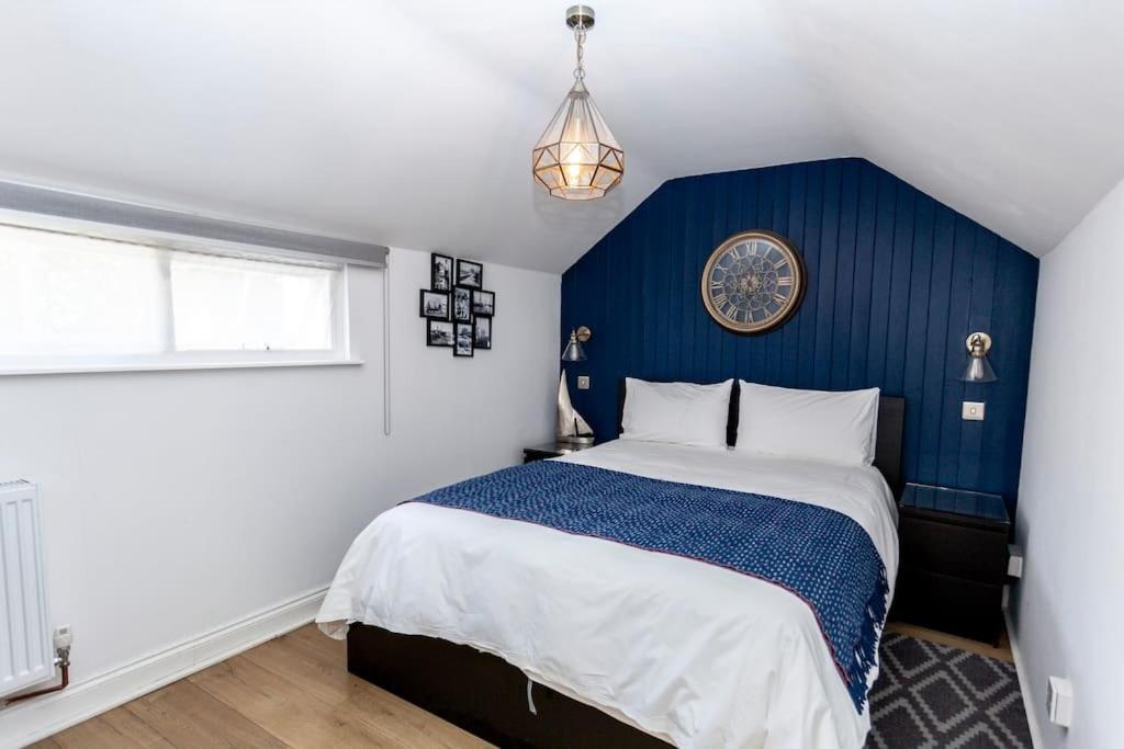 4 The Old Schoolhouse: Parking, hot tub, garden, air con