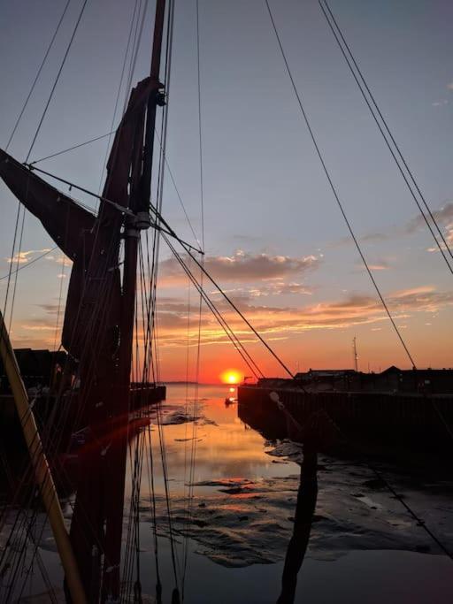 4 The Old Schoolhouse: Parking, hot tub, garden, air con