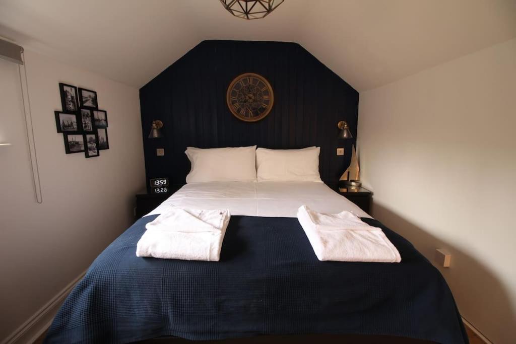 4 The Old Schoolhouse: Parking, hot tub, garden, air con