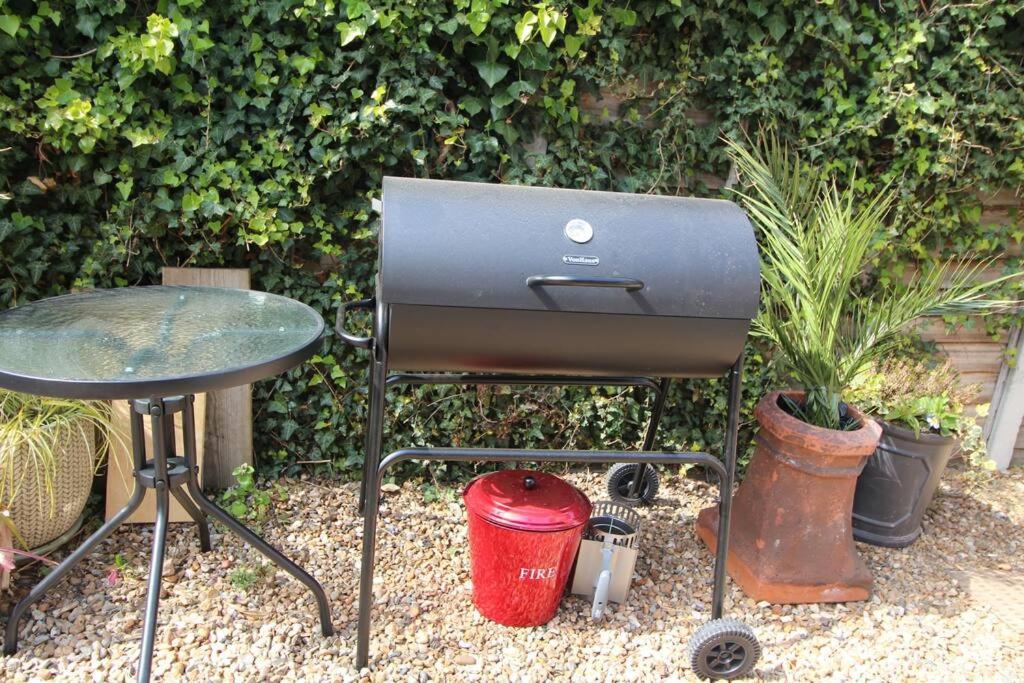 4 The Old Schoolhouse: Parking, hot tub, garden, air con