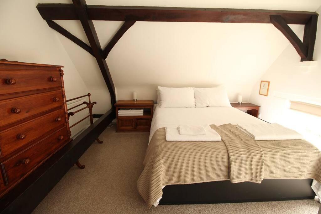 4 The Old Schoolhouse: Parking, hot tub, garden, air con