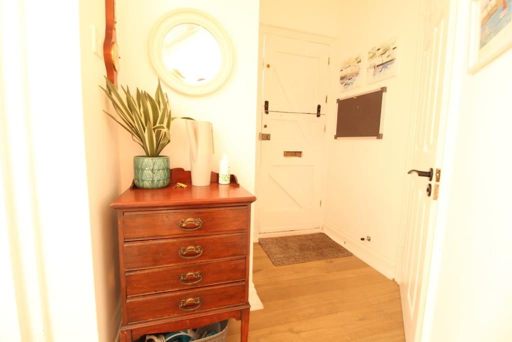 4 The Old Schoolhouse: Parking, hot tub, garden, air con