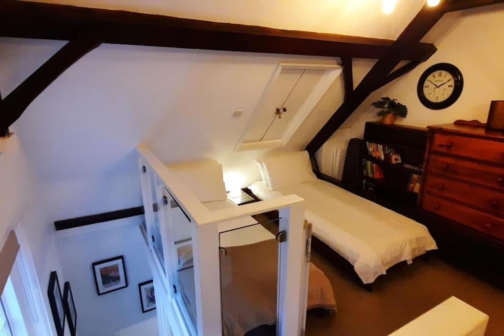 4 The Old Schoolhouse: Parking, hot tub, garden, air con