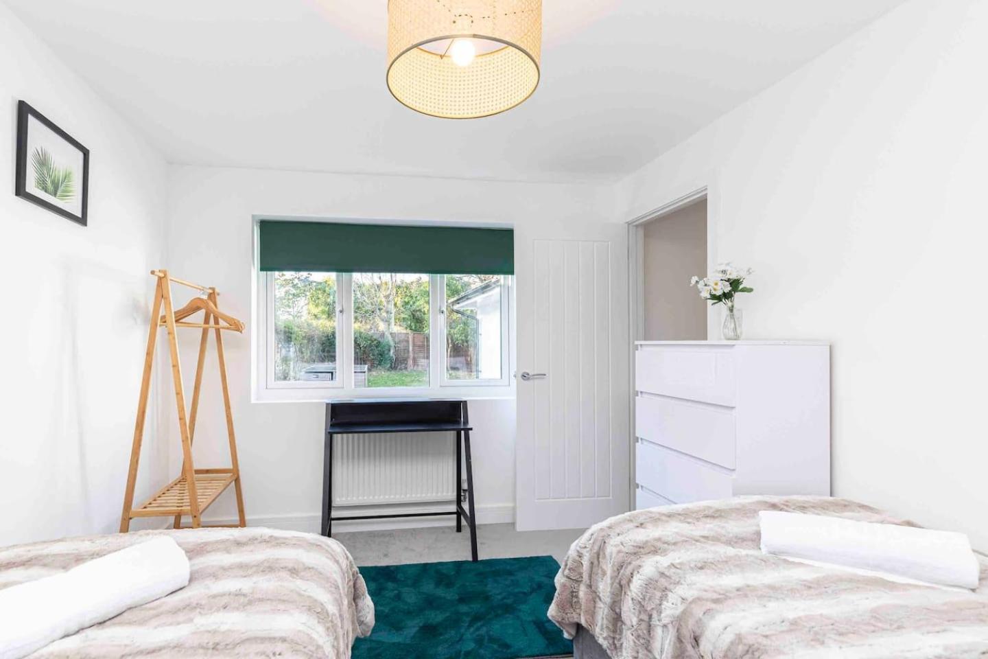 Gorgeous SeaHaze sleeps 8 new forest +bikes/chef