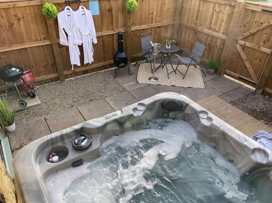 The Old Moat Barn - With Private Hot Tub