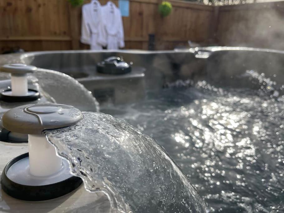 The Old Moat Barn - With Private Hot Tub