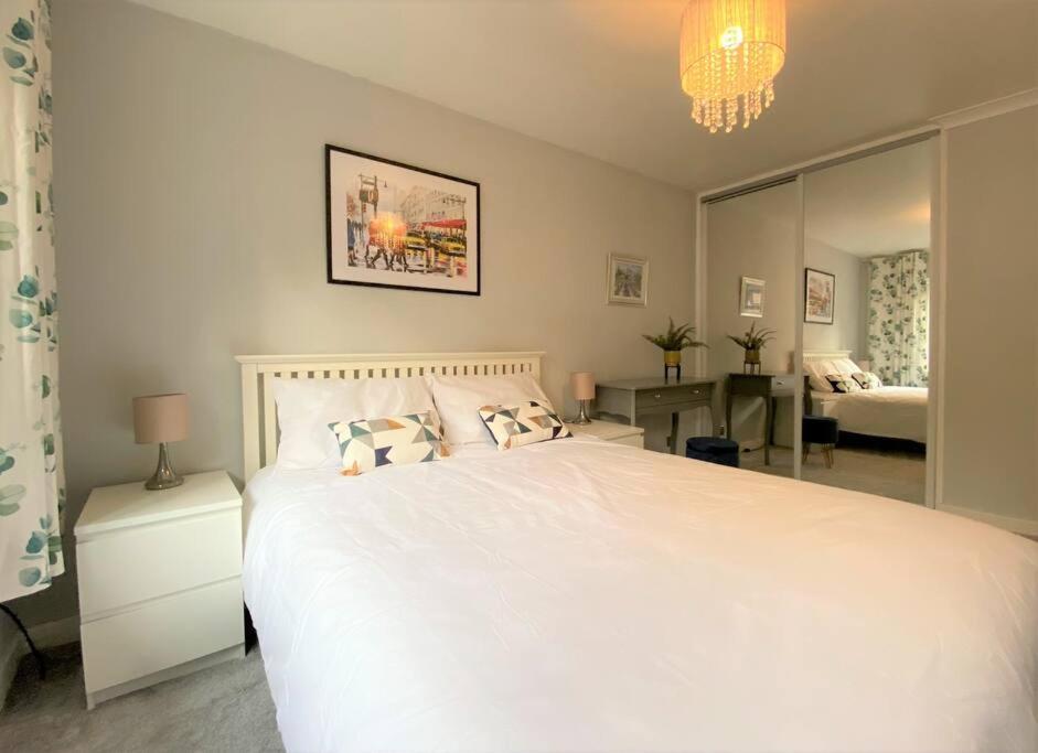 Redhill Town Centre 3 bed House near Gatwick Airport, easy commute to London