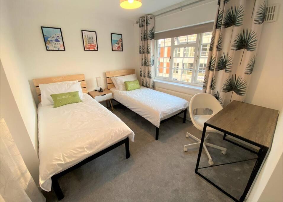 Redhill Town Centre 3 bed House near Gatwick Airport, easy commute to London