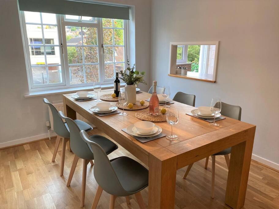 Redhill Town Centre 3 bed House near Gatwick Airport, easy commute to London