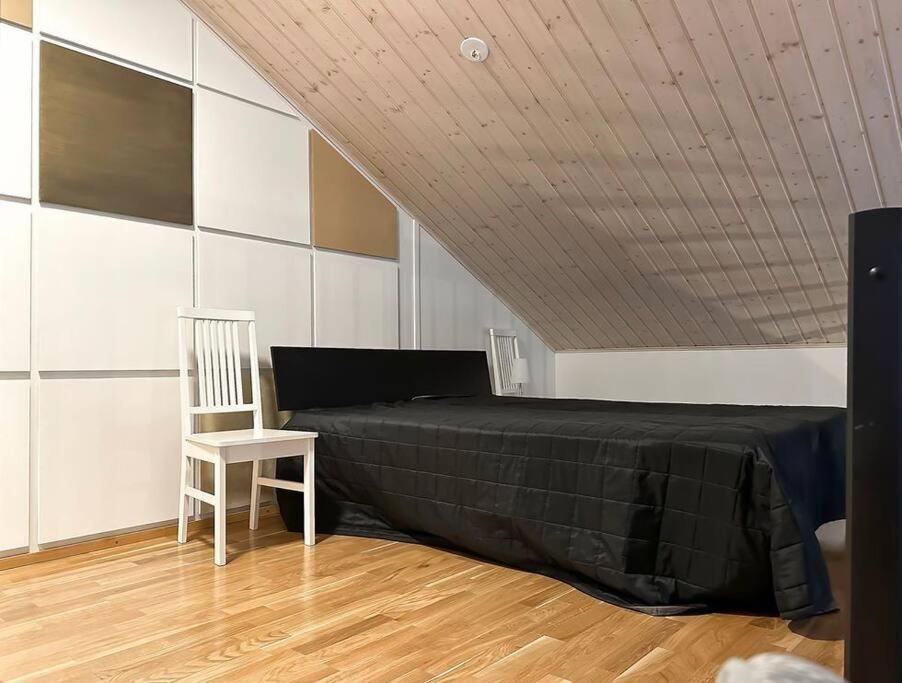 Yläkerran asunto parvekkeella ja saunalla