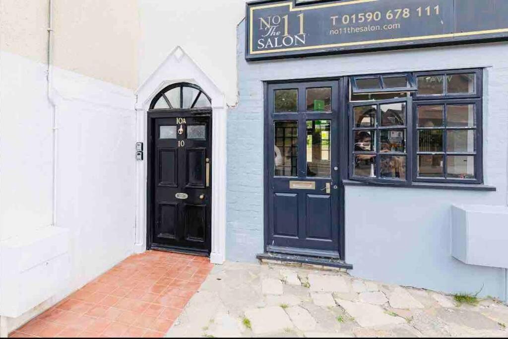 Sleeps 6 The Lovely Lymington Lock off