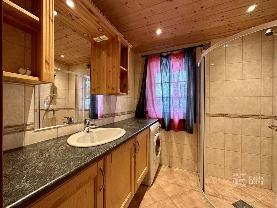 Large cabin with Sjusjøens best view, sauna and ski in out