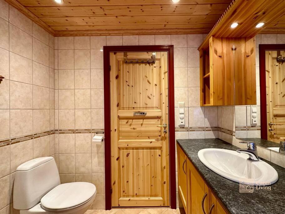 Large cabin with Sjusjøens best view, sauna and ski in out