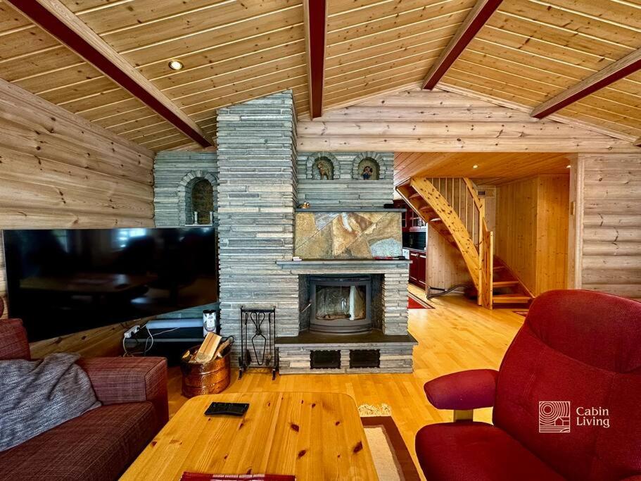 Large cabin with Sjusjøens best view, sauna and ski in out