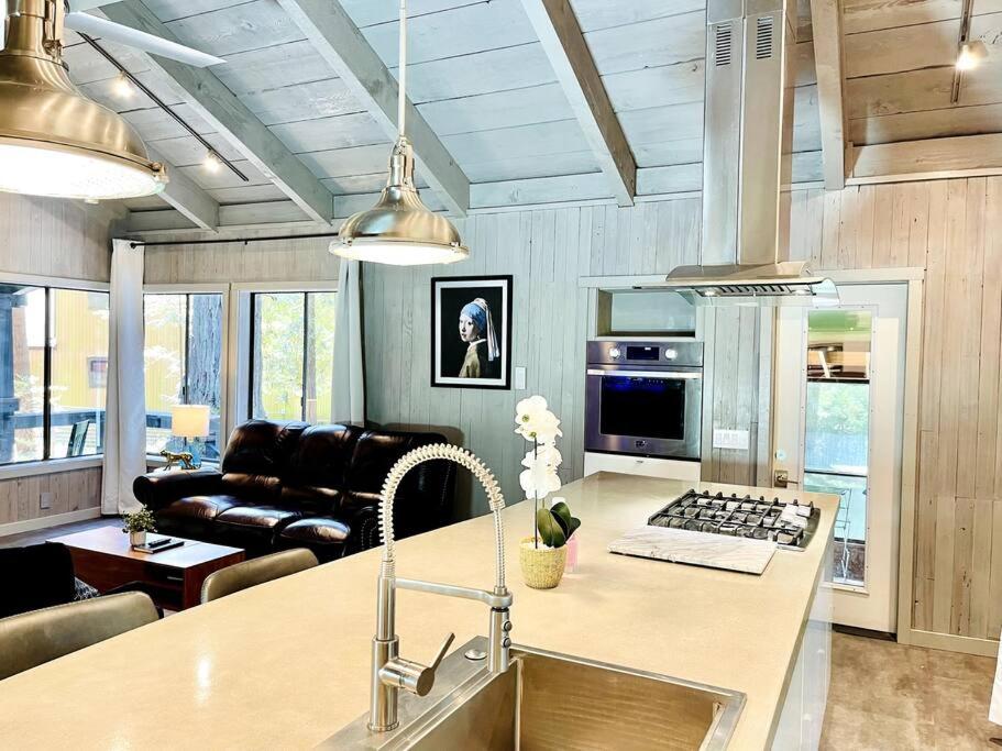 Modern House w. Fast Internet in 1 Acre Land