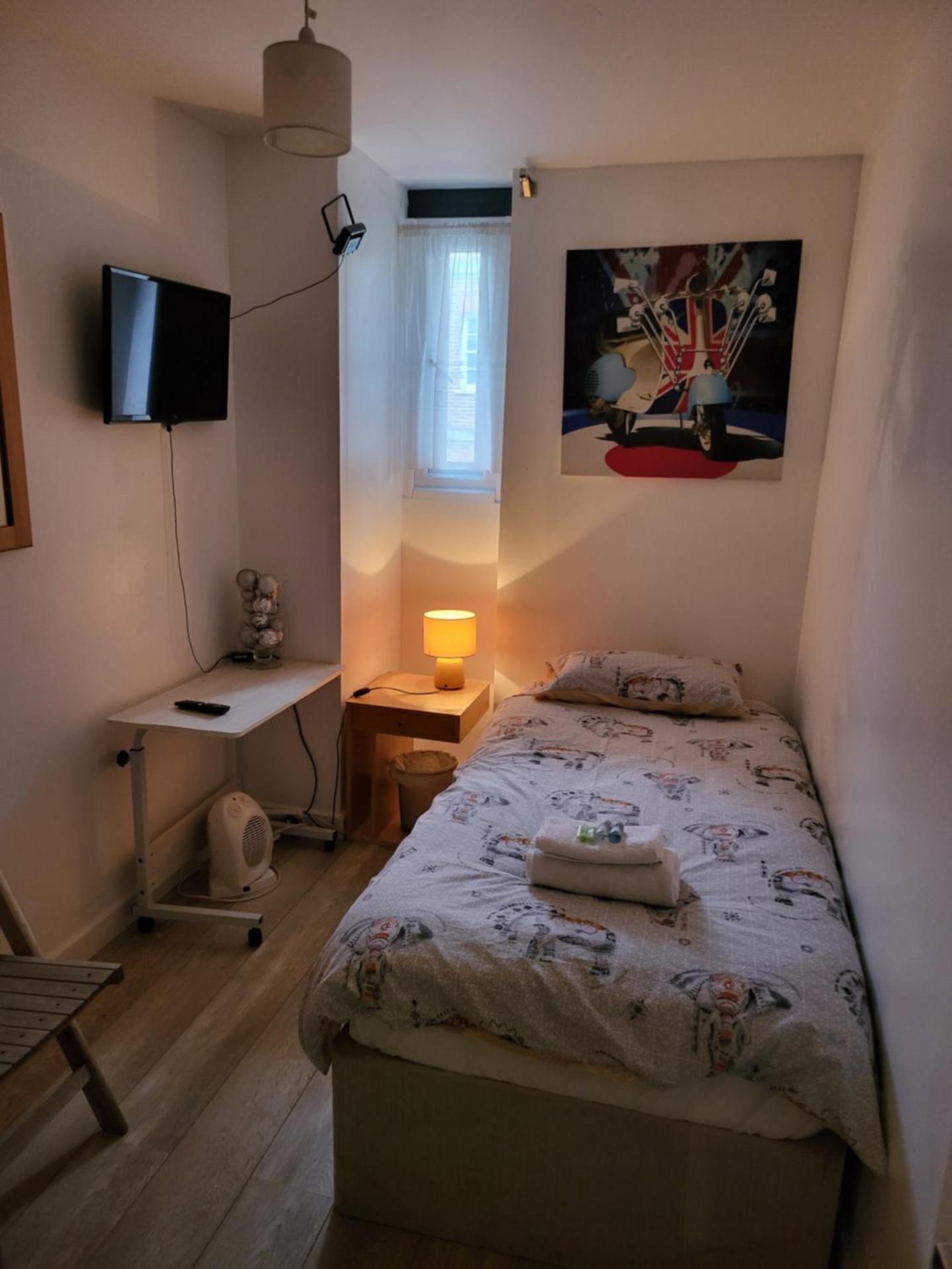 WALKING TO TOWER BRIDGE