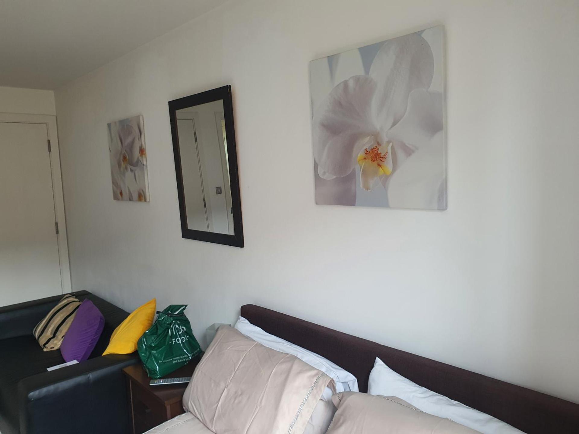 WALKING TO TOWER BRIDGE