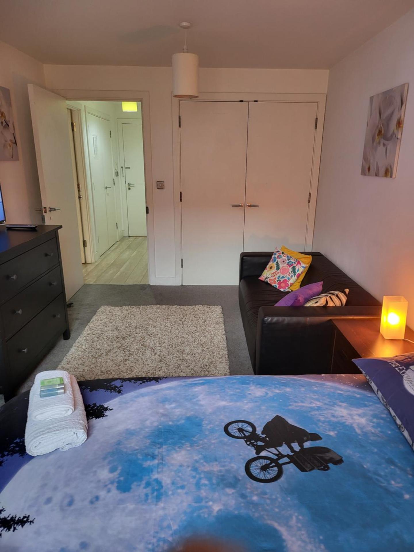 WALKING TO TOWER BRIDGE