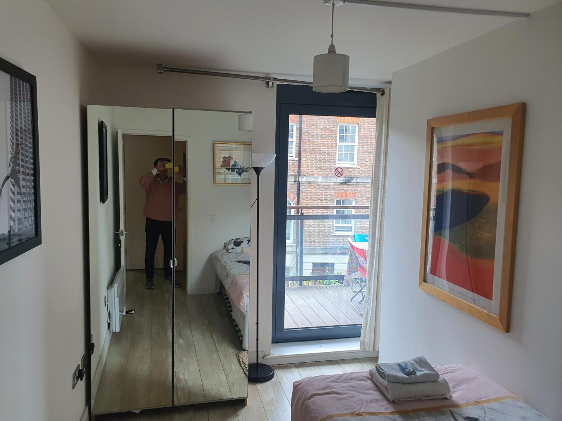 WALKING TO TOWER BRIDGE