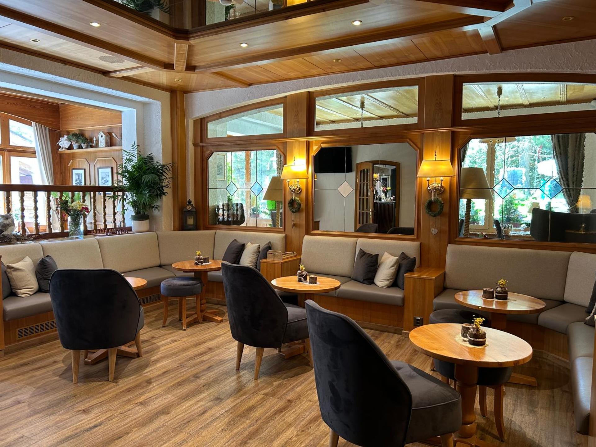 Communal lounge/ TV room