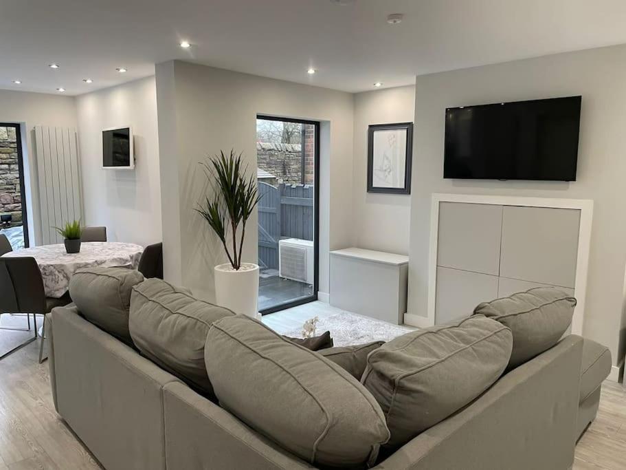 Couples Canalside Retreat with Hot Tub & Pergola