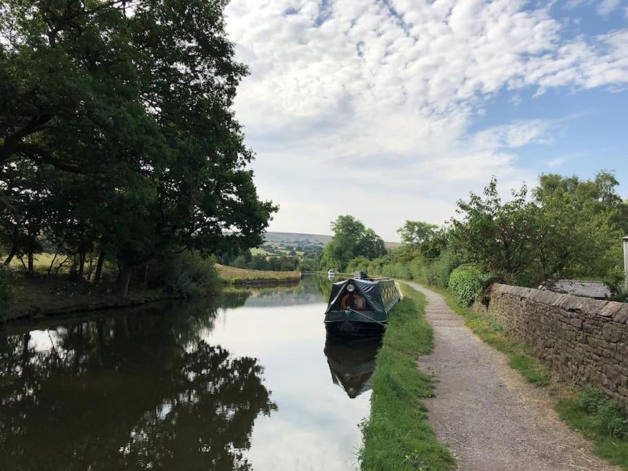 Couples Canalside Retreat with Hot Tub & Pergola