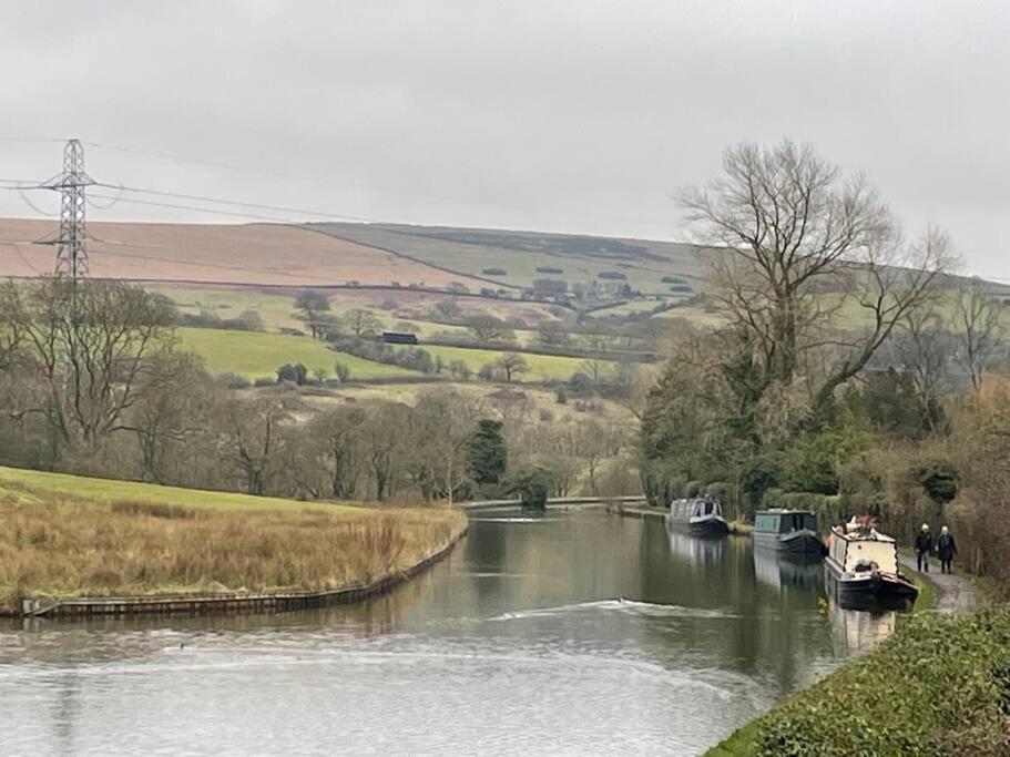 Couples Canalside Retreat with Hot Tub & Pergola