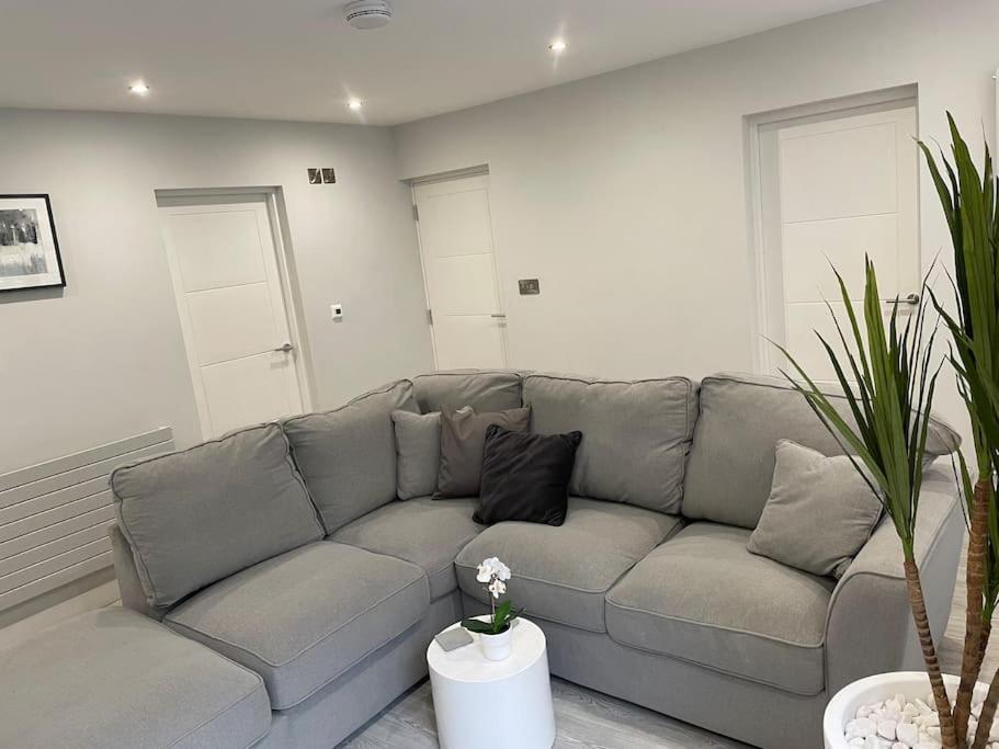 Couples Canalside Retreat with Hot Tub & Pergola