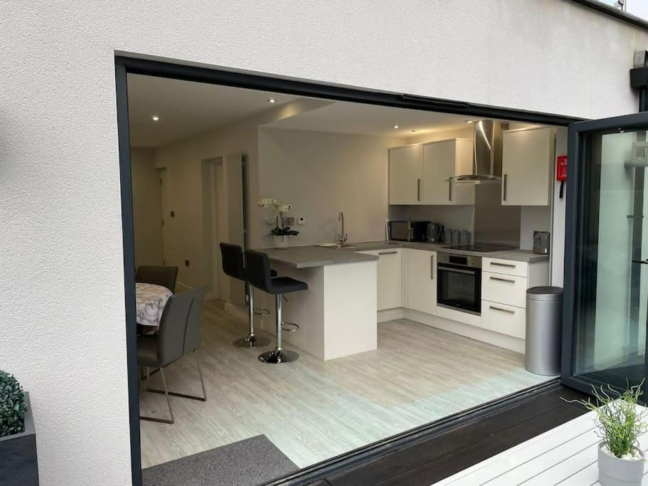 Couples Canalside Retreat with Hot Tub & Pergola