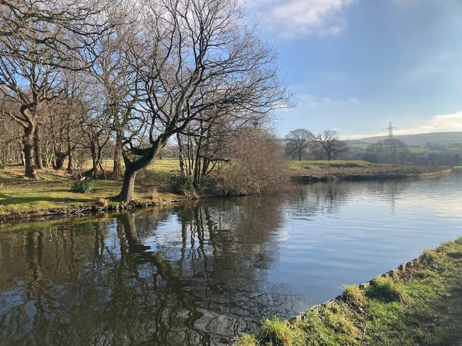 Couples Canalside Retreat with Hot Tub & Pergola