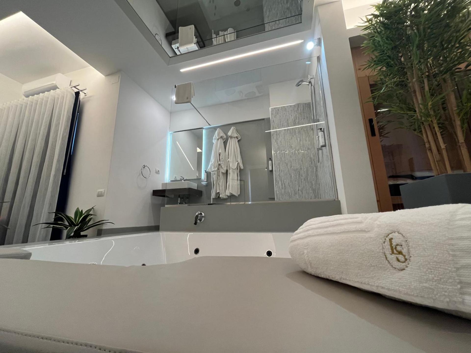 Queen Room with Spa Bath