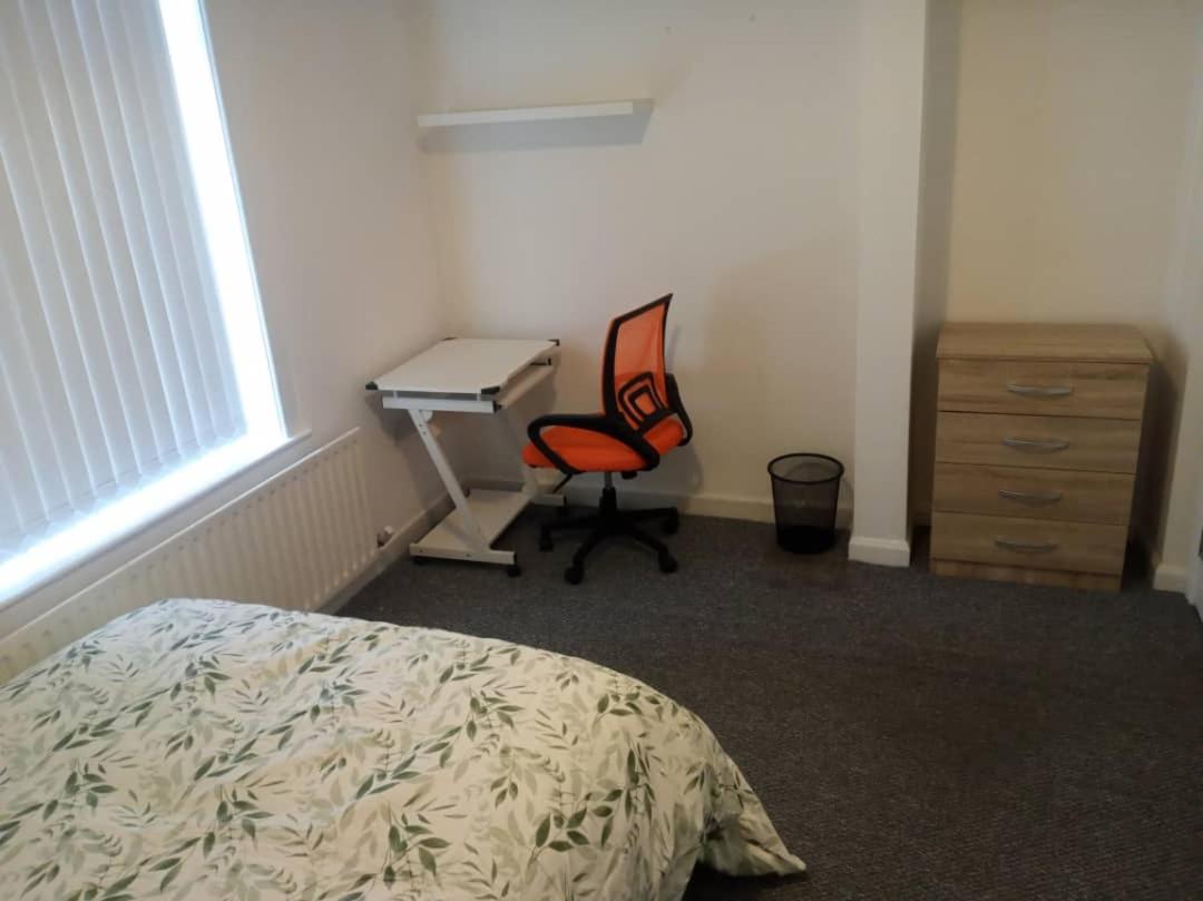 Double-bed H4 close to Burnley city centre