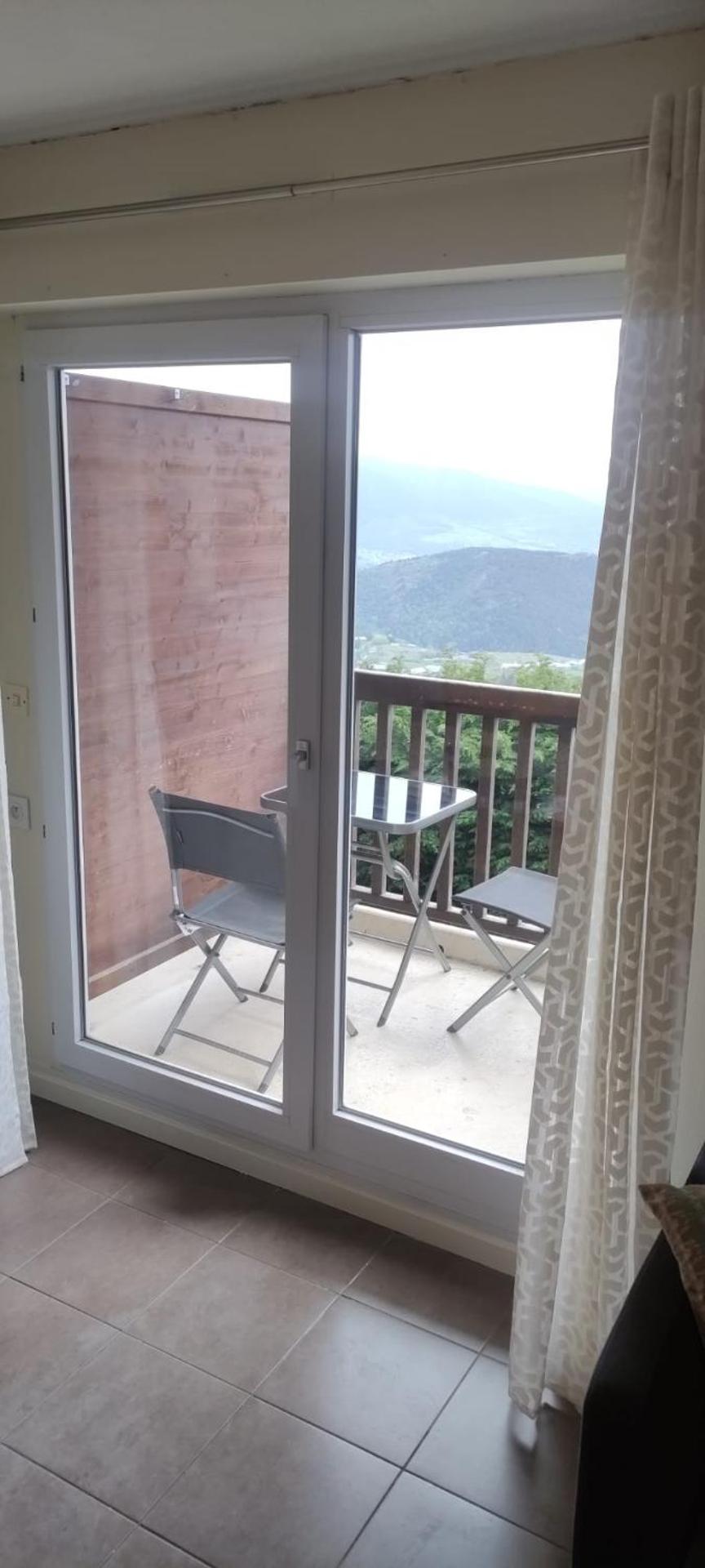 Studio avec vue panoramique sur la montagne